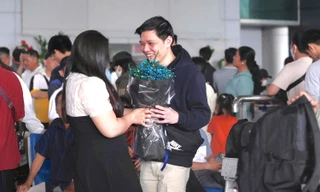 Ga quốc tế sân bay Tân Sơn Nhất nườm nượp đón đưa người thân về ăn Tết