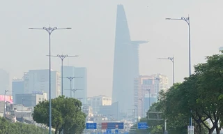 TPHCM mờ trắng trong sương, bụi mịn vượt ngưỡng 