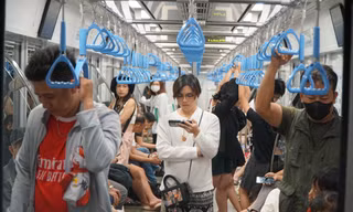Chen chân đi metro TPHCM