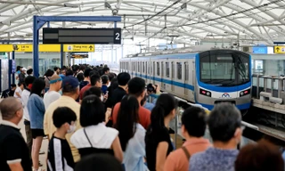 Metro số 1 dừng bán vé giấy, cho mang xe đạp gấp lên tàu