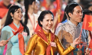 Cận khoảnh khắc NSND Lan Hương, NSƯT Đỗ Kỷ diễu hành qua Quảng trường Ba Đình 