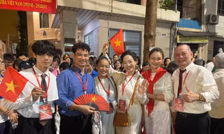 NSND Xuân Bắc cùng NSND Lê Khanh, diễn viên Tú Oanh sau buổi hợp luyện.