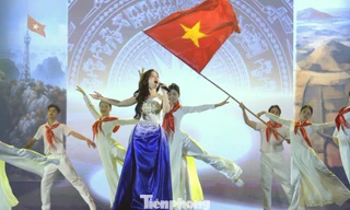 Ca sĩ Dương Hoàng Yến, Tùng Dương hát ở lễ khai mạc Triển lãm thành tựu đất nước 