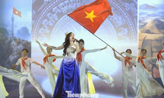 Ca sĩ Dương Hoàng Yến, Tùng Dương hát ở lễ khai mạc Triển lãm thành tựu đất nước 