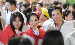 Người dân đứng kín phố Quán Thánh cổ vũ nghệ sĩ tổng hợp luyện diễu hành A80