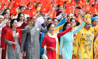 Khoảnh khắc dàn nghệ sĩ tiến vào Quảng trường Ba Đình giữa rừng cờ đỏ sao vàng 