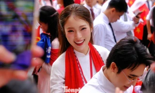 Người dân ôm chầm Hoàng Thùy Linh, Đen Vâu và các nghệ sĩ