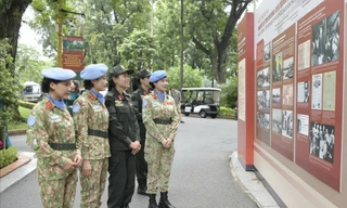 Trưng bày hình ảnh Đại tướng Võ Nguyên Giáp duyệt binh lần đầu tại Hà Nội năm 1945