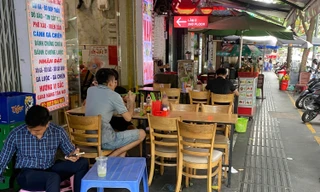 Hàng quán trên đường Hải Triều kê bàn ghế đúng vạch quy định và dành lối đi cho người đi bộ. Ảnh: Hữu Huy