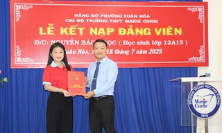 Hiệu trưởng Trường THPT Marie Curie trao quyết định kết nạp Đảng cho học sinh Nguyễn Bảo Ngọc.