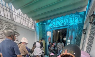 Người dân kéo đến nhà bà D.