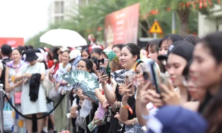 Hàng vạn người đổ đi xem concert cuối cùng của 33 anh tài