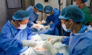 Vợ hiến thận cứu chồng trong ca ghép lần 3 với 'rừng' mạch máu vôi hóa