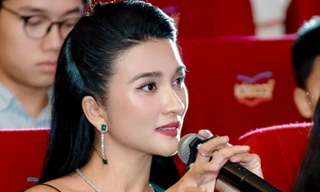NSƯT Kim Tuyến chấm thi 