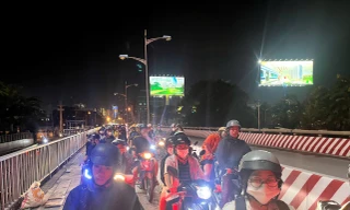 Hàng ngàn phương tiện kẹt cứng giữa đêm trên Cầu Bình Triệu 1 