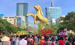 Tiếp tục trưng bày 2 đại cảnh linh vật ngựa tại đường hoa Nguyễn Huệ thêm một tháng