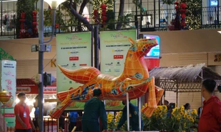 Hàng trăm công nhân tháo dỡ đường hoa Nguyễn Huệ giữa đêm