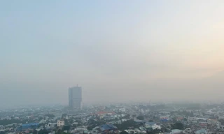 Chất lượng không khí TPHCM tiếp tục ở mức báo động, trời mù mịt