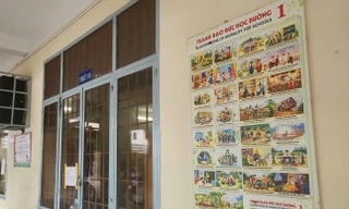 Yêu cầu trường tiểu học gỡ tranh đạo đức dán tường dạy về nhân - quả