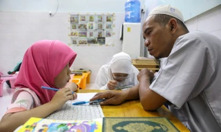 Lớp học tiếng Chăm của thầy giáo chạy xe công nghệ