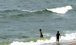 Tài xế điều khiển ô tô lao vào xe cảnh sát giao thông; Nước biển Vũng Tàu 'xanh như matcha'