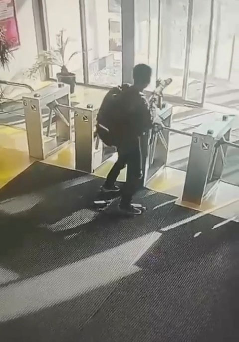 Tay súng tiến vào toà nhà TUSAS. (Ảnh: Reuters)