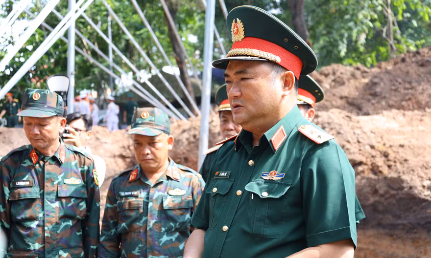 Tư lệnh Quân khu 7 thăm, động viên lực lượng quy tập hài cốt liệt sĩ tại Công viên Lê Thị Riêng