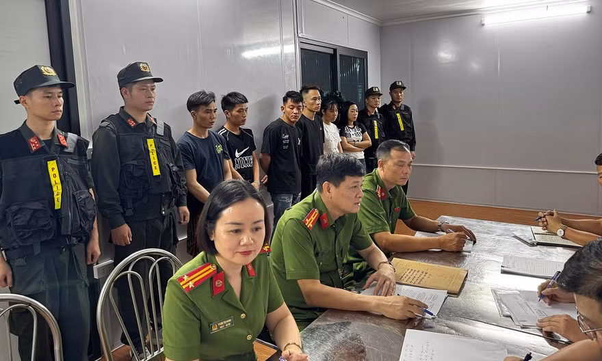 Cảnh sát làm việc với các đối tượng trong vụ án.