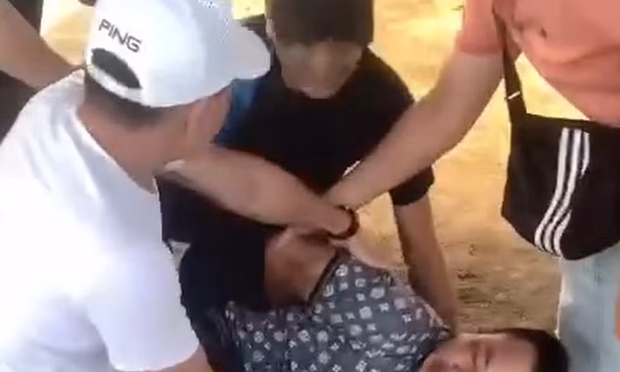 Nghi phạm bị cảnh sát bắt giữ.