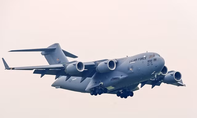 2 máy bay vận tải hạng nặng C-17 của Mỹ hạ cánh liên tiếp tại Nội Bài