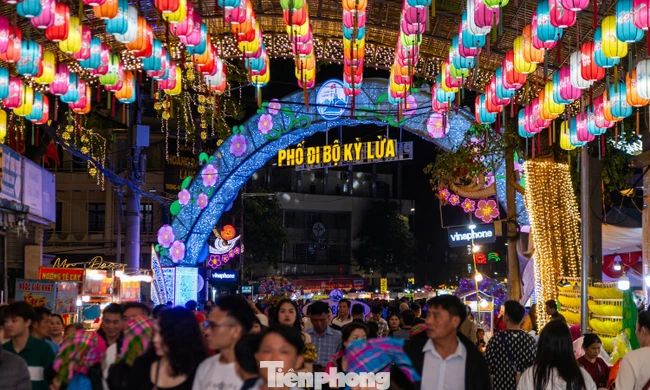 'Biển người' trẩy hội Lạng Sơn