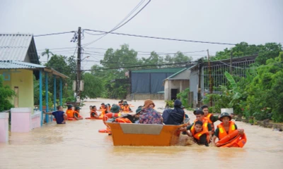 Cán bộ, chiến sĩ LLVT Quân khu 4 dầm mình trong mưa, lũ để giúp đỡ Nhân dân. Ảnh: Báo Quân Khu 4
