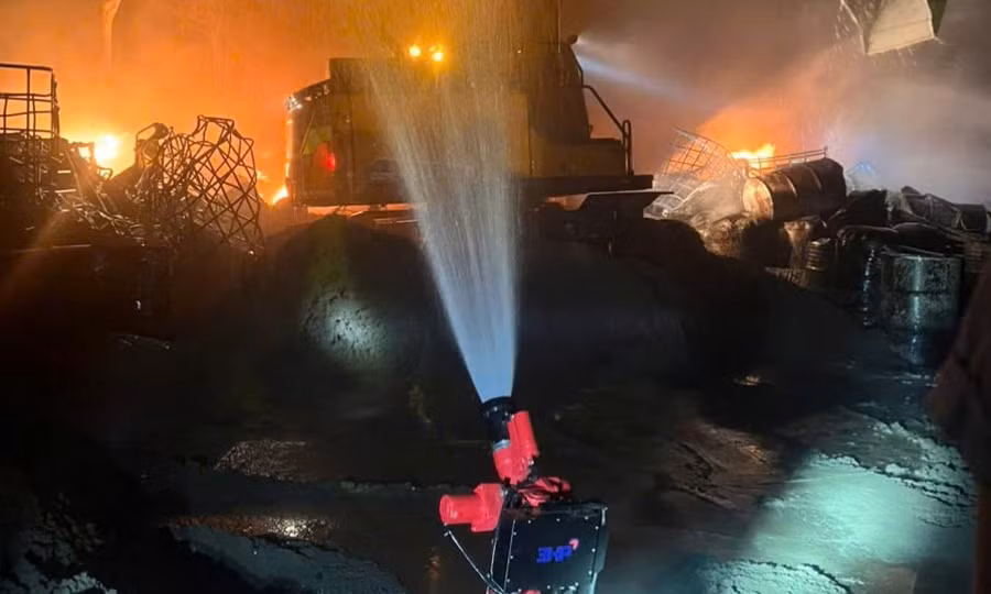 Hà Nội: Cảnh sát huy động 2 robot chữa cháy bãi chứa dầu thải ở Đông Anh