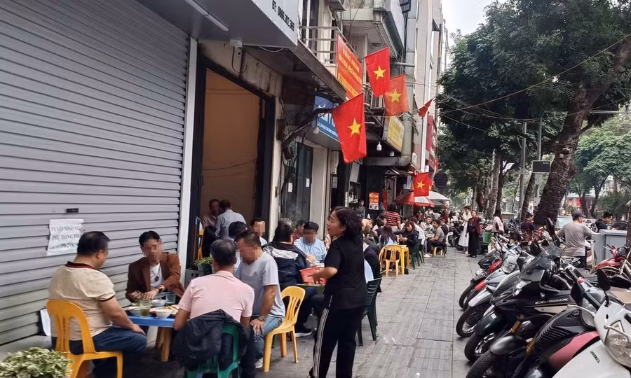 Hà Nội: 2 chỉ huy và 14 cán bộ công an phường 'không hoàn thành nhiệm vụ' vì để vi phạm trật tự đô thị, ùn tắc