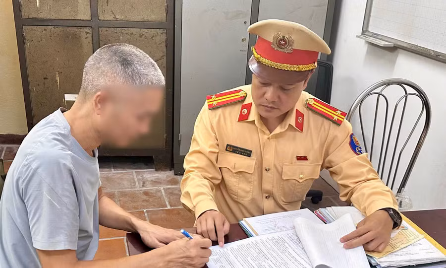 Xử phạt tài xế xe tải làm rơi vãi bùn đất ra đường Võ Chí Công khiến người đi xe máy trượt ngã