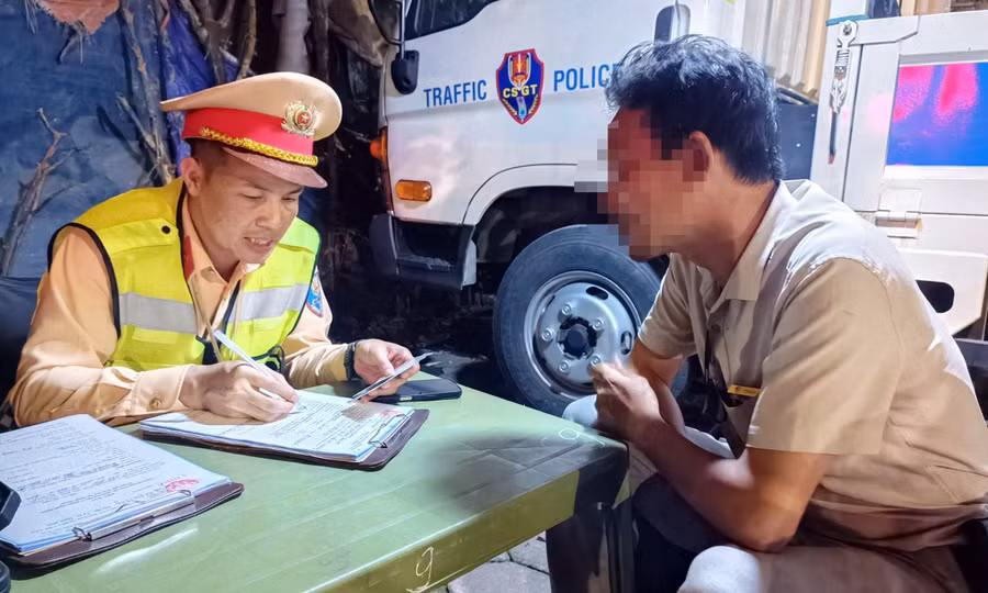 Hà Nội: Uống rượu vẫn chở 2 con nhỏ bằng xe máy, người đàn ông bị CSGT xử lý