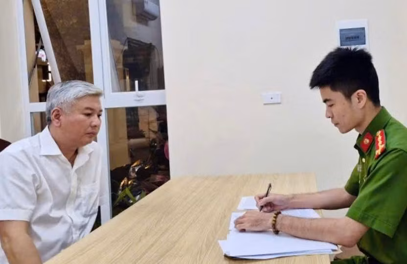 Hà Nội: Tài xế Mercedes đánh lái xe taxi sau va chạm giao thông bị tạm giữ hình sự