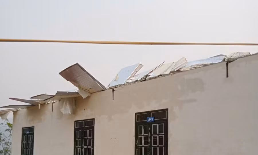 Điểm trường tiểu học tại xã Na Sang bị lốc xoáy làm tốc mái.