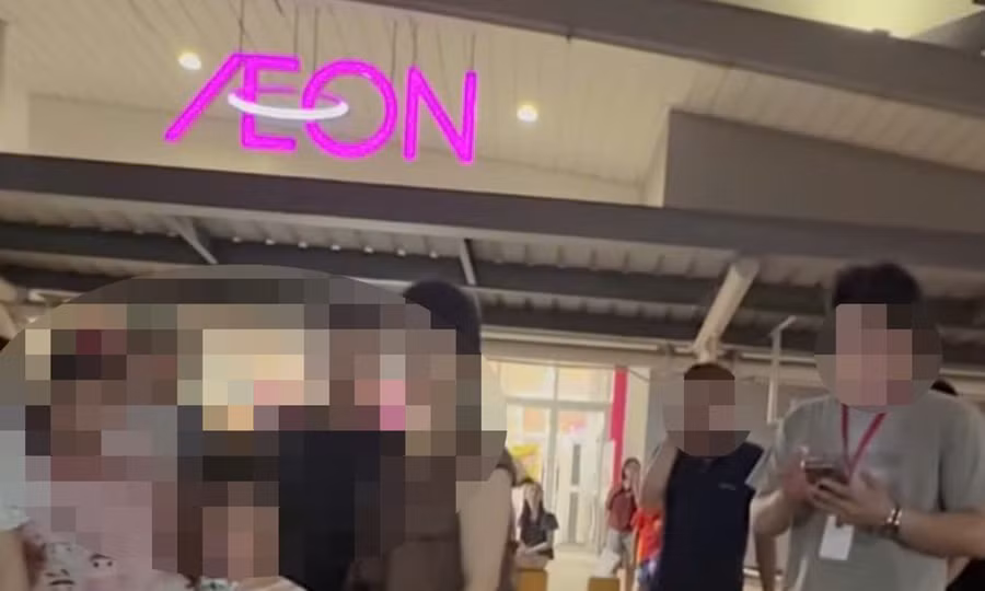 Công an vào cuộc vụ người phụ nữ cùng con nhỏ bị 2 thanh niên chặn kiểm tra tài sản ở Aeon Mall Long Biên