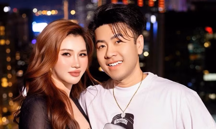 Ca sĩ Akira Phan cưới