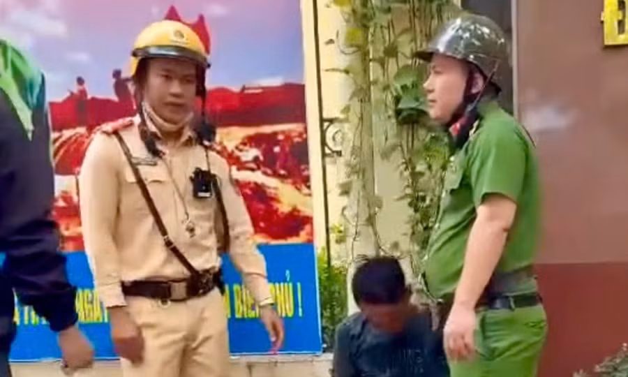Hà Nội: Khống chế đối tượng cầm bồ cào đập phá xe người đi đường