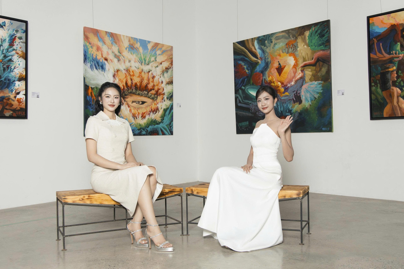 Trong chuỗi hoạt động media tour tại TPHCM, Hoa hậu Hà Trúc Linh và Á hậu Vân Nhi nhận lời mời xuất hiện trong chương trình La Muse của Tri Thức - Znews. Á hậu 2 Hoa hậu Việt Nam (trái) đồng hành trong vai trò người dẫn chuyện, trong khi đương kim Hoa hậu Việt Nam hóa nàng thơ, chia sẻ những câu chuyện đời thường, chứa thông điệp truyền cảm hứng đến giới trẻ. z6803673254647-451dbf570b1796a4e9fb33c183e0143c.jpg