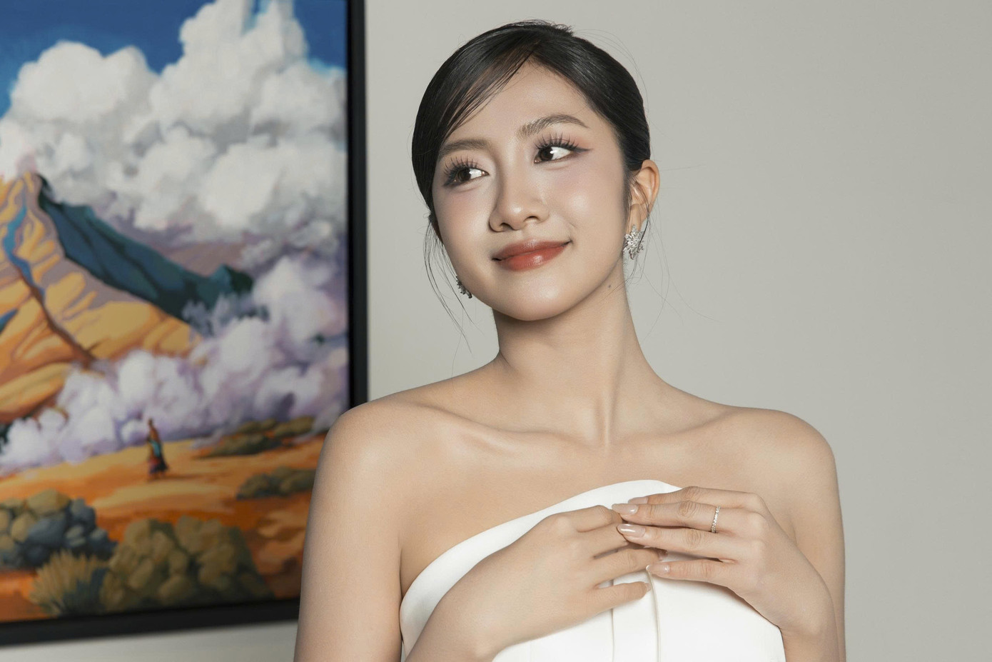 Hoa hậu Việt Nam thừa nhận vương miện nặng cả nghĩa đen và nghĩa bóng. "Về cấu trúc, vương miện đính đá toàn bộ và có giá trị, nên tôi có hơi sợ mỗi khi mang. Vương miện cũng đi kèm trách nhiệm và sứ mệnh. Tôi mong Top 3 Hoa hậu Việt Nam hoàn thành nhiệm kỳ rực rỡ", Hà Trúc Linh nói. z6803673867045-4a0b6506425f52982d448b6100b898d5.jpg
