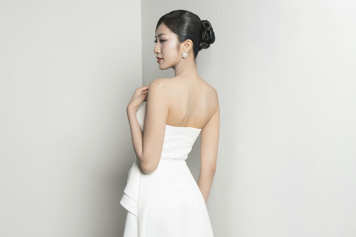 Vóc dáng "nàng thơ" của Hà Trúc Linh. z6803672971697-7eaf7f1c986c0c68023e90bf20fe625a.jpg