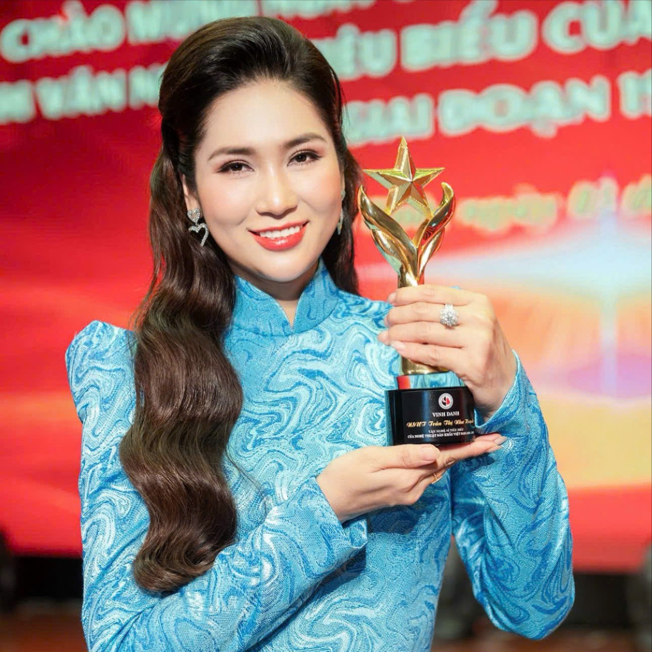 NSƯT Như Huỳnh là nghệ sĩ tiêu biểu đã có đóng góp tích cực cho sự phát triển nền nghệ thuật sân khấu cách mạng Việt Nam trong giai đoạn 1975-2025. z7081381061420-3159e177aa3c5eb0b5d41753dfa83f56-7430.jpg