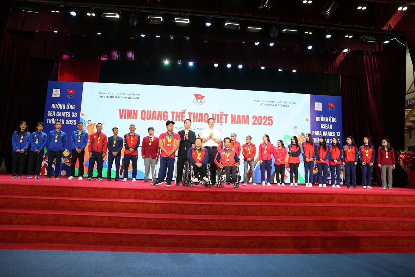 Ông Nguyễn Tường Lâm - Bí thư Trung ương Đoàn và ông Lester Tan - Tổng Giám đốc SABECO cùng trao giải cho các huấn luyện viên thể thao xuất sắc của năm 2024 tại Chương trình Vinh quang Thể thao Việt Nam diễn ra vào ngày 22/3/2025 tại Hà Nội. Ảnh: Sabeco