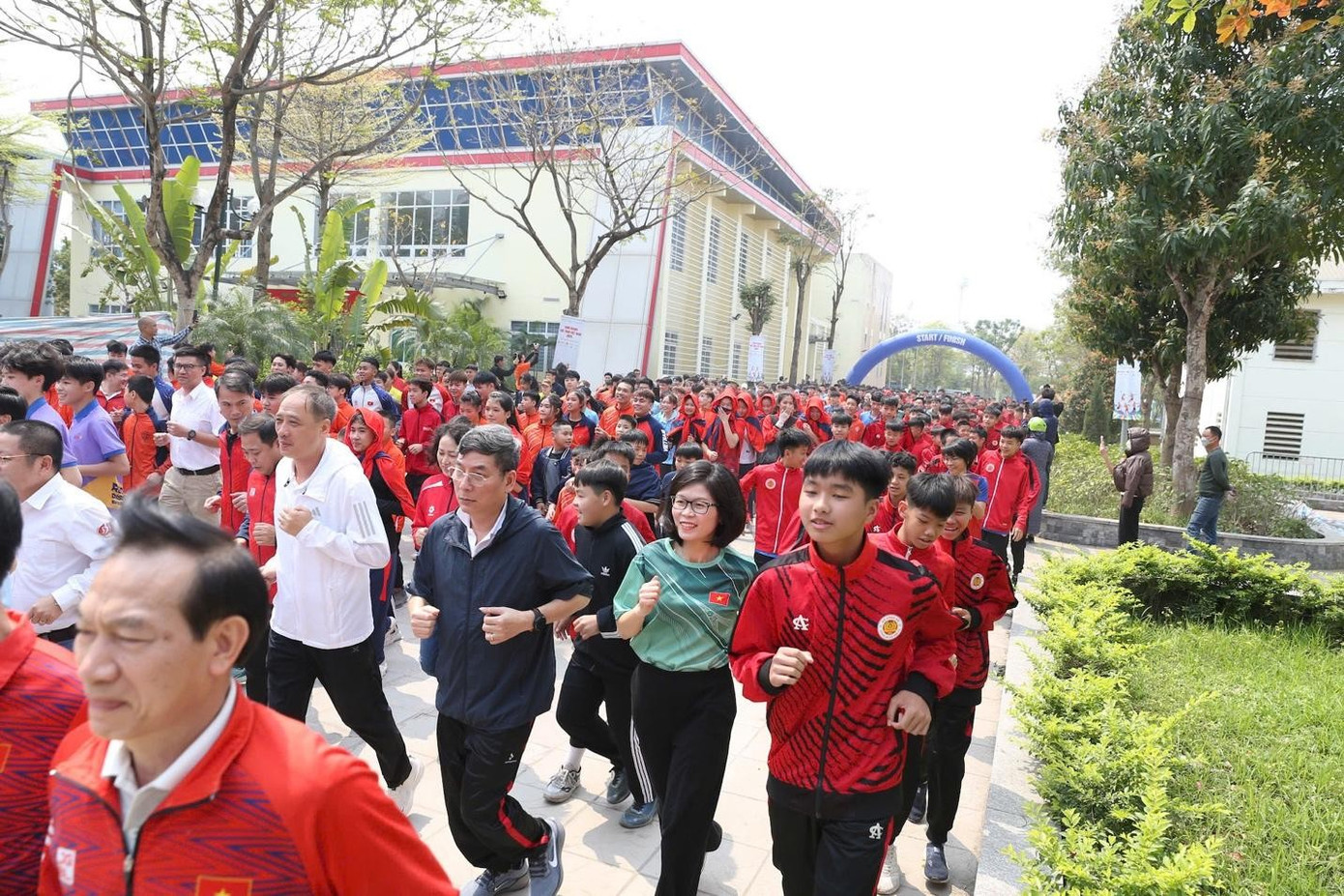 Gần 1.000 đại biểu, khách mời, huấn luyện viên, vận động viên đã tham gia chạy hưởng ứng Ngày chạy Olympic vì sức khỏe toàn dân tại sự kiện Vinh Quang Thể Thao Việt Nam ngày 22/3 ở Hà Nội. Ảnh: Sabeco