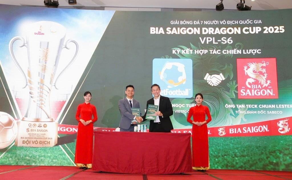 Ông Lester Tan - Tổng Giám đốc SABECO và ông Phạm Ngọc Tuấn - Tổng Giám đốc VietFootball ký kết hợp tác chiến lược cho Giải bóng đá 7 người vô địch quốc gia Bia Saigon Dragon Cup VPL-S6.