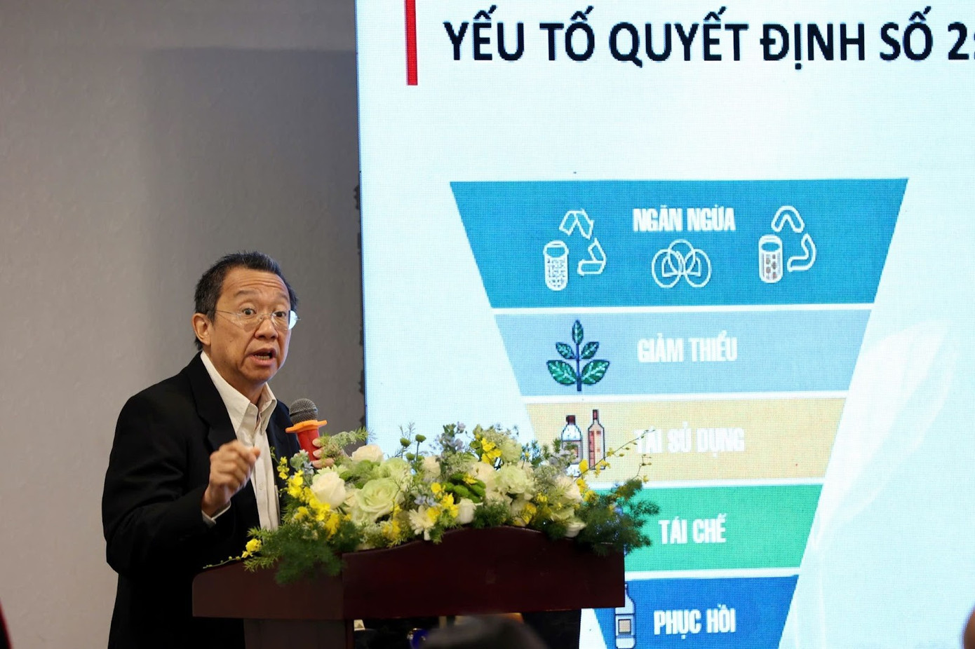 Ông Larry Lee nhấn mạnh: “SABECO tin rằng: vòng tuần hoàn không dừng lại ở tái chế, mà bắt đầu từ việc định nghĩa lại khái niệm ‘rác thải’ là gì”.