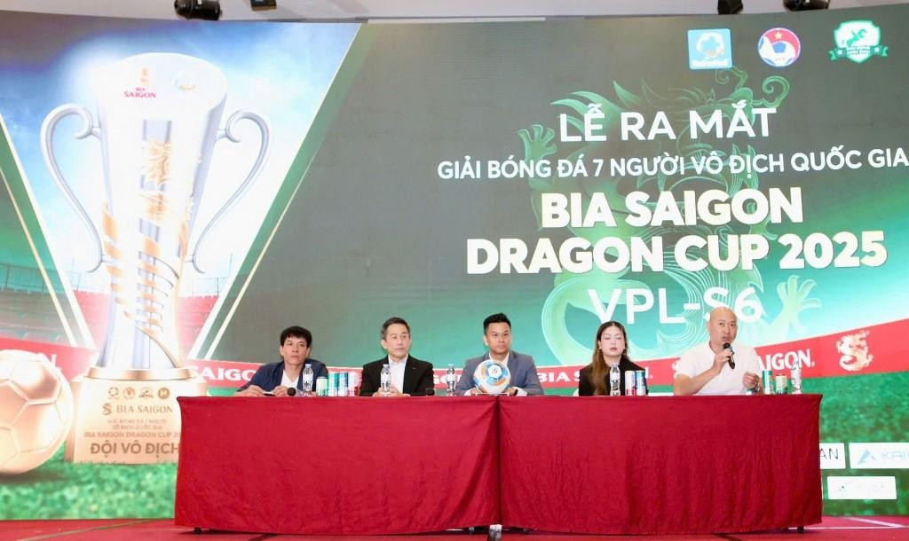 Đại diện Ban tổ chức Giải bóng đá 7 người vô địch quốc gia Bia Saigon Dragon Cup 2025 trả lời câu hỏi của báo chí tại Lễ ra mắt